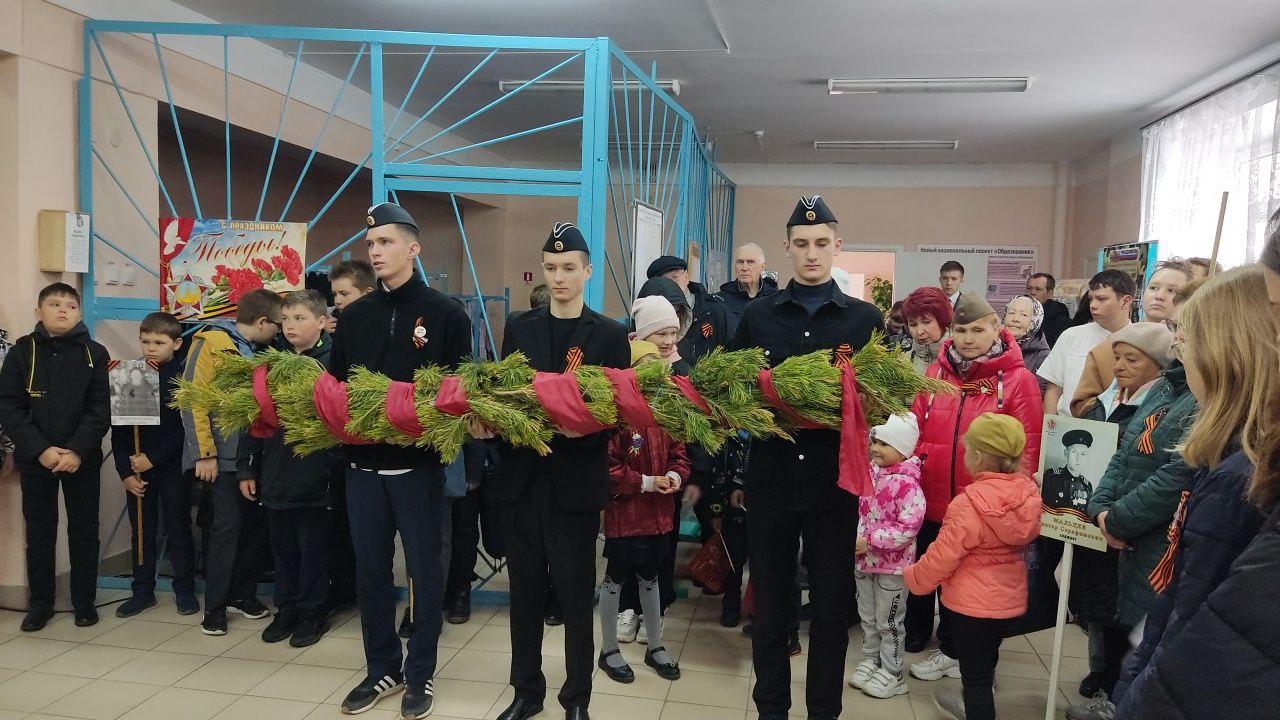 Торжественный митинг состоялся в школе.