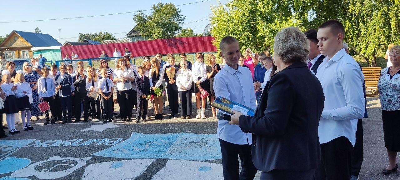 Торжественная линейка прошла в школе.