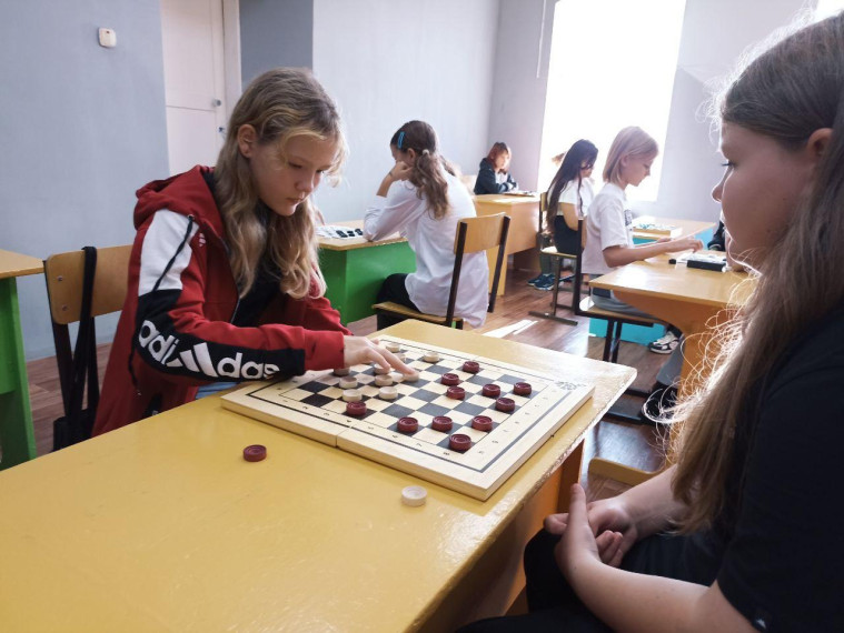 В рамках дня школьника учащиеся приняли участие в турнире по шашкам.