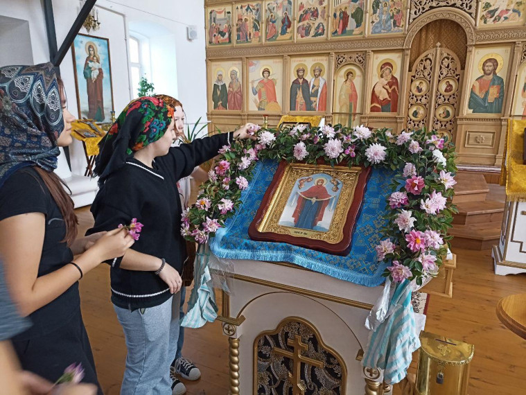 Мастер-класс по украшению аналойной иконы прошел в храме Петра и Павла с.Шиловка.